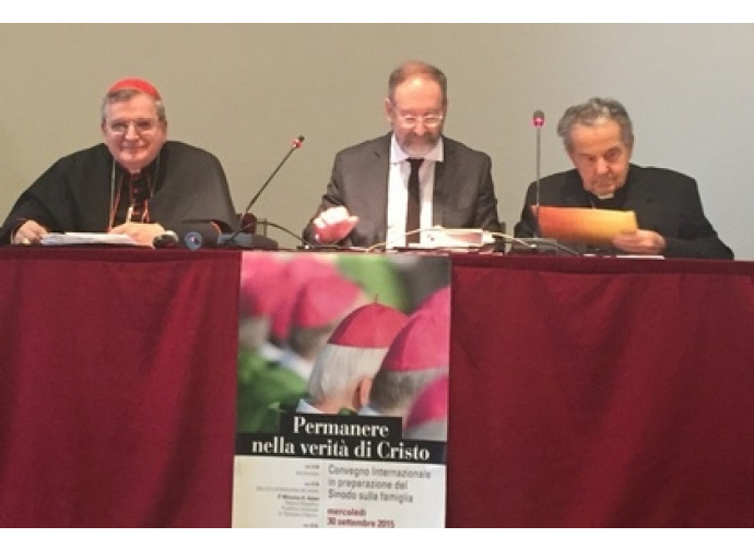 I cardinale Burke e Caffarra durante il convegno I cardinale Burke e Caffarra durante il convegno